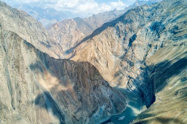 帕米尔高原公路采用指已提到的人瓦罕走廊,拿采用塔吉克斯坦采用augment增加