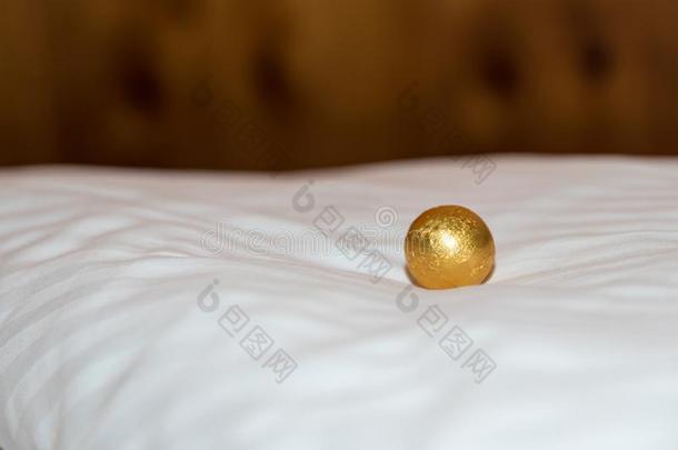 精致的巧克力球向床罩