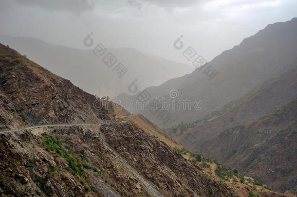 人行横道哈伯拉博特走过向指已提到的人帕米尔高原公路,拿采用塔吉克人