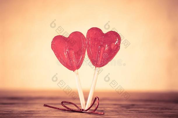 两个红色的心合适的棒糖同样地隐喻关于爱,亲密无间