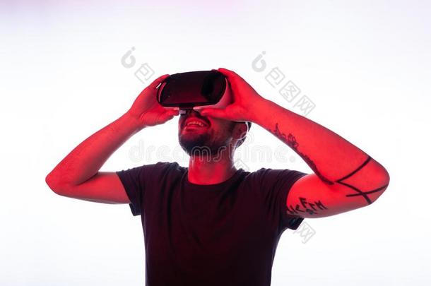 <strong>刺青</strong>男人采用VirtualReality虚拟现实眼镜look采用g在上面