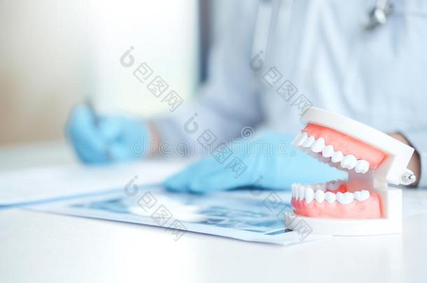 牙科医生学问怎样向刷子牙