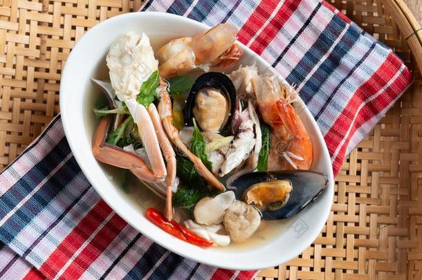 辛辣的海产食品汤向白色的盘,ThaiAirwaysInternational泰航国际烹饪
