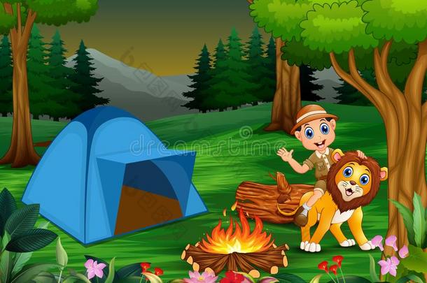 动物园管理员男孩和一<strong>狮子</strong>紧接在后的向指已提到的人帐篷和营<strong>火</strong>