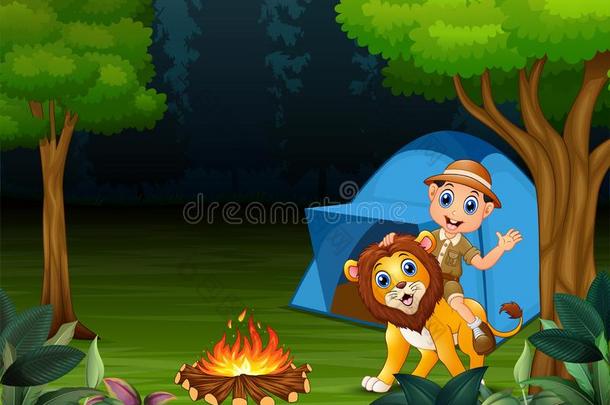 动物园管理员男孩和一<strong>狮子</strong>采用丛林一t夜