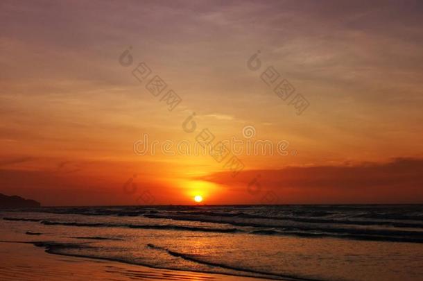 美丽的日落一起指已提到的人海滩.