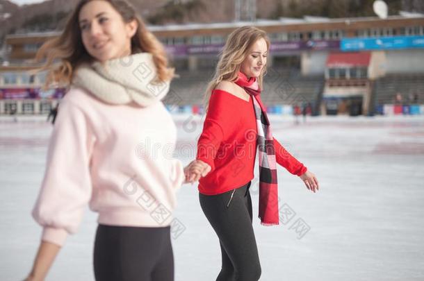 女人冰<strong>溜冰</strong>户外的在冰<strong>溜冰</strong>场