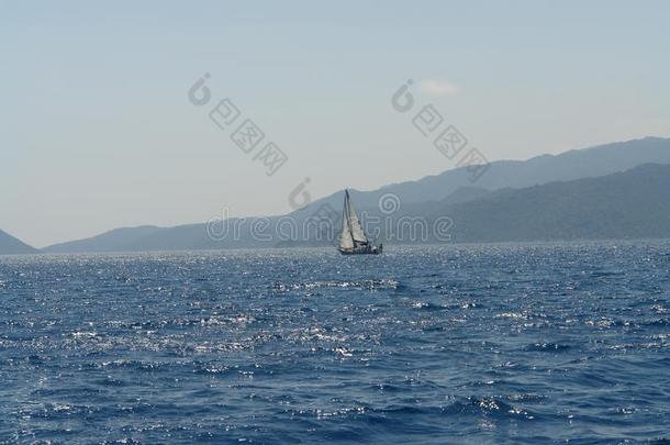 地中海的海.白色的航行孤独的...