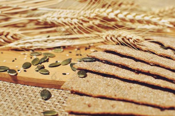谷类植物面包部分和干燥的小麦装饰.