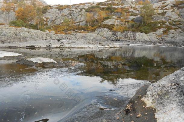 马纳福森,挪威美丽的北方的瀑布.挪威人登上