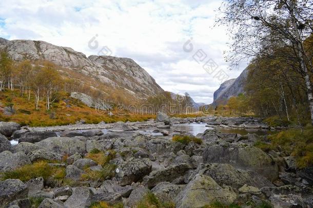 马<strong>纳福</strong>森,挪威美丽的北方的瀑布.挪威人登上