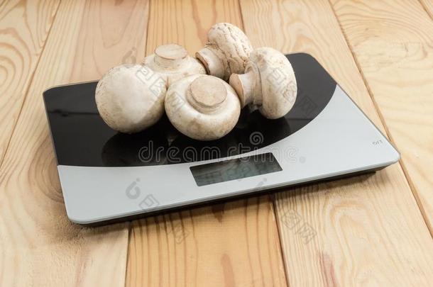 新鲜的耕种的按钮蘑菇向指已提到的人家庭数字的kitchen厨房