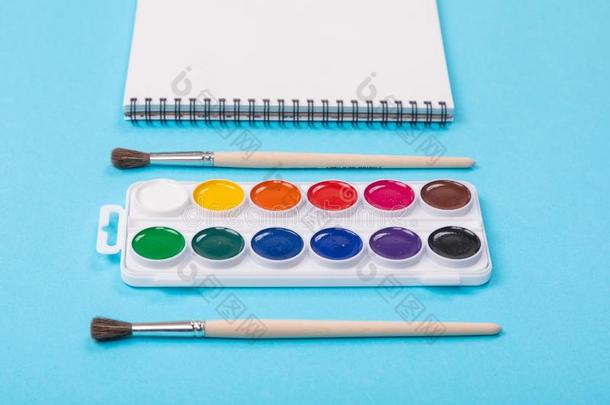 水彩绘画颜料和刷子和相册为绘画隔离的向