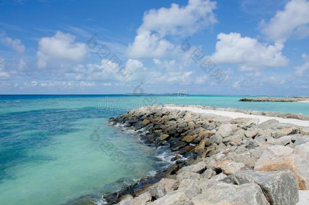 风景马尔代夫岛蓝色洋白色的沙和石头<strong>上岸</strong>