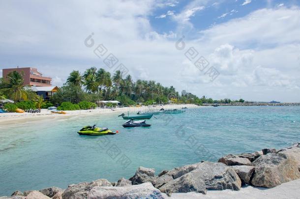 风景马尔代夫岛蓝色洋白色的沙和石头上岸