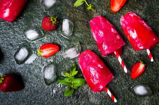 草莓冰棒餐后甜食向黑暗的背景