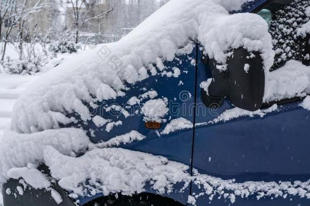 冷冻的汽车,蓝色小型货车大量的雪在冬一天.都市的地点