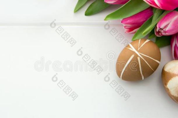 复活节背景和花束关于粉红色的郁金香和富有色彩的卵