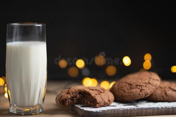 一玻璃关于奶和巧克力甜饼干,和美丽的家畜的肺脏和