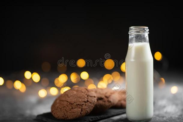 一玻璃关于奶和巧克力甜饼干和美丽的家畜的肺脏