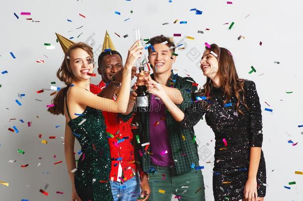 社交聚会幸福的朋友跳舞和五彩纸屑和香槟酒