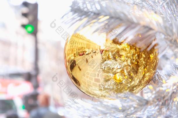 金色的圣诞节球采用巴黎,法国