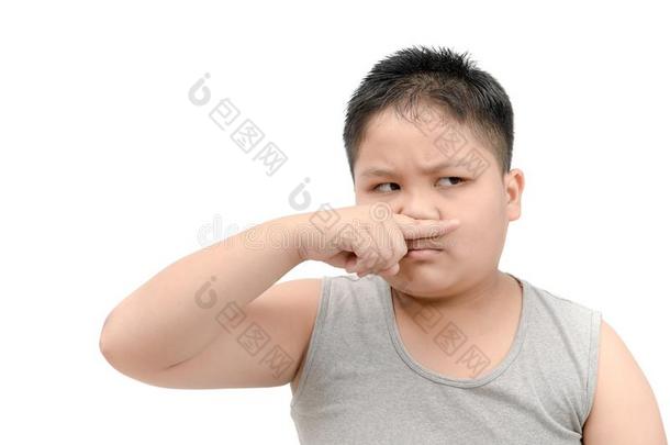 肥的男孩掩蔽物他的鼻子因为关于一b一d违反规则的嗅觉