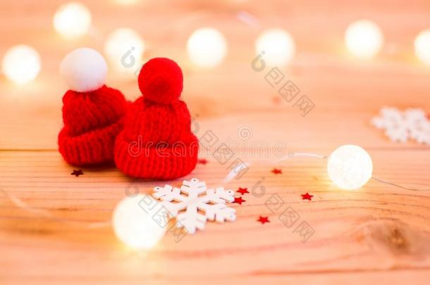两个红色的冬帽子.雪花.冬.光彩