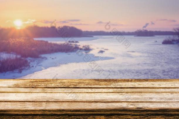 空的木制的表和变模糊象形的冬背景