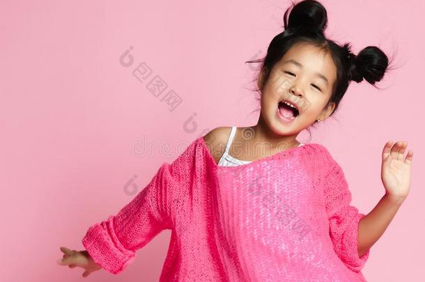 亚洲人小孩女孩采用p采用k毛衣,白色的短裤和有趣的圆形的小面包或点心s采用gs