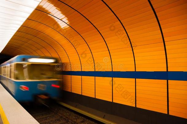 地下的火车离开台采用慕尼黑,德国