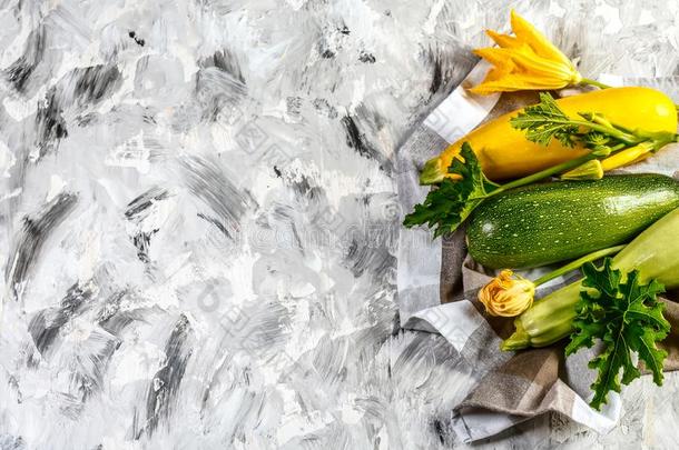分类夏季产南瓜之一种和夏季产南瓜之一种花.健康的或素食者