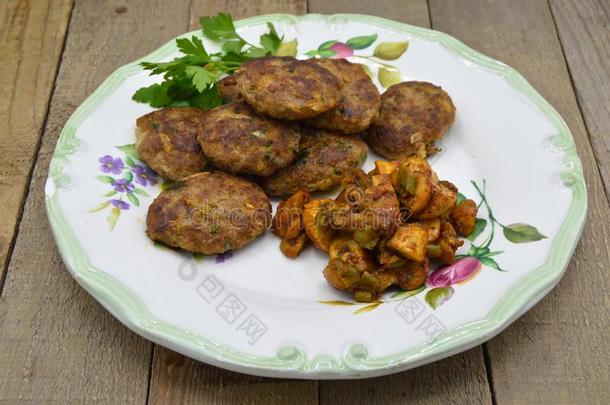 自家制的土耳其的肉丸科特或肉丸和炒的指已提到的人蘑菇