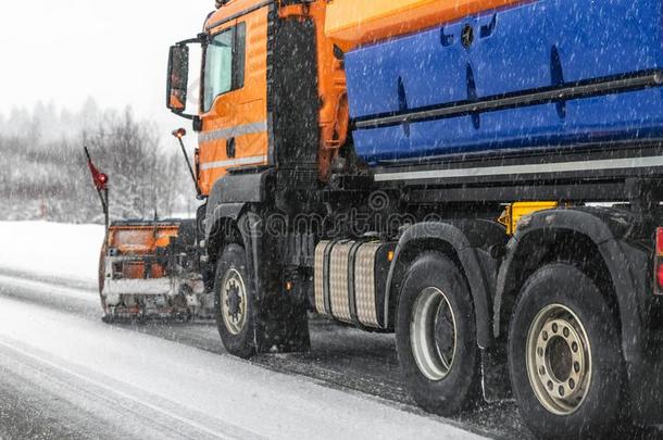 雪犁货车消除恶劣的雪从城市大街或公路一