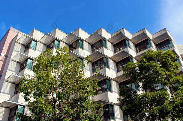 高高的建筑物背景,<strong>工程建筑</strong>物单位2,加州大学圣迭戈分校英语字母表的第2个字母