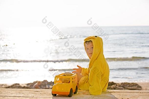 小的漂亮的小孩婴儿男孩一次在海向沙海滩,比赛winter冬天