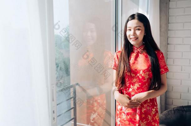 微笑关于肖像美好亚洲人女人和中国人衣服