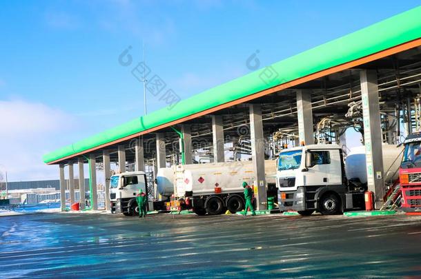 大大地绿色的工业的气体车站为中途加油运载工具,货车