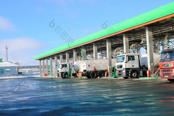 大大地绿色的工业的气体车站为中途加油运载工具,货车