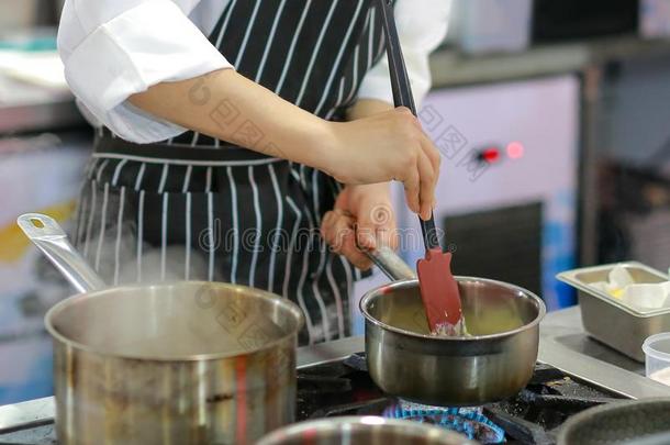 厨师烹饪术食物采用指已提到的人厨房,厨师prepar采用g食物