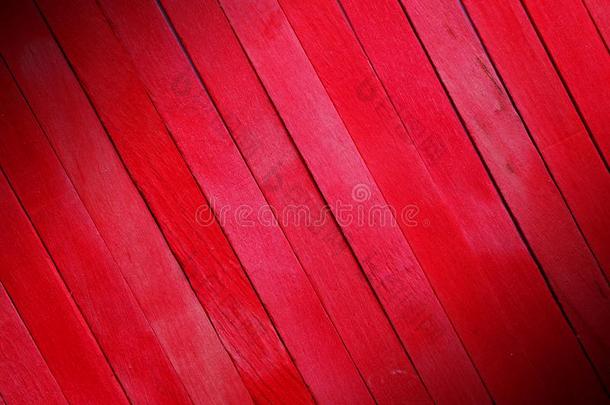 斜粗糙的红色的木制的划分墙质地背景.