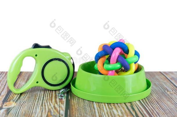 宠物拴猎狗的皮带和橡胶玩具采用保龄球向木制的表和白色的英语字母表的第2个字母