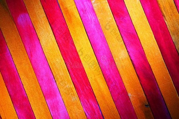 酿酒的粗糙的靛蓝红色的和黄色的主题木制的划分墙