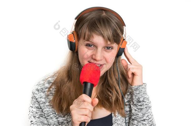 女人和microphone麦克风和耳机是（be的三单形式记录她歌曲