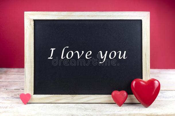 木制的黑板和红色的心和书面的句子我爱int.唷