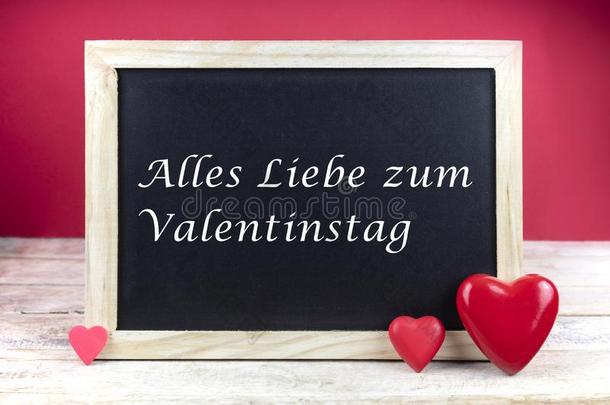 木制的黑板和红色的心和书面的<strong>句子</strong>采用德国的