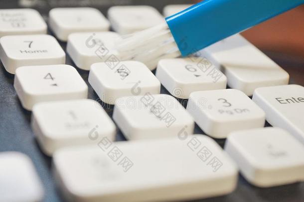 特写镜头照片关于清洁指已提到的人键盘和白色的调和一balls球