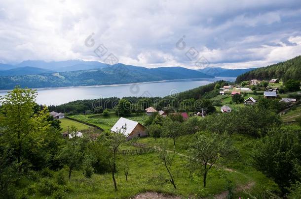 多云的风景看法从湖比卡兹采用罗马尼亚