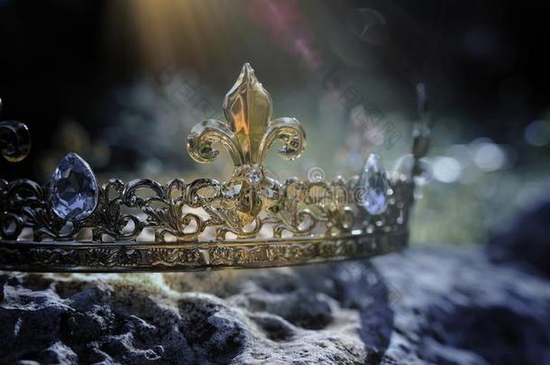 神秘的和魔力的照片关于金国王王冠越过指已提到的人石头我