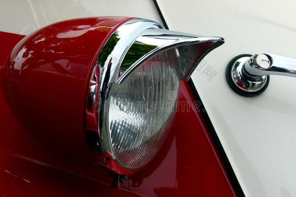 汽车的前灯向深的红色的描画的古蒂默2